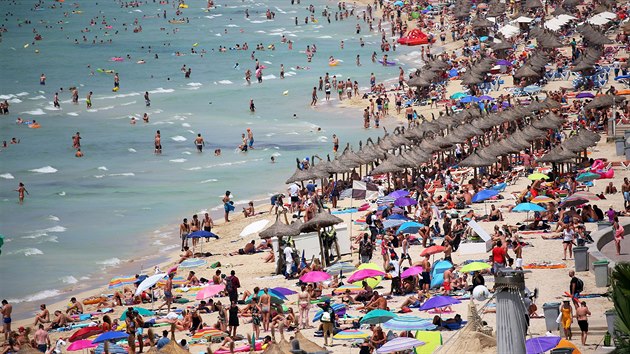 Mallorca se kadoron potýká s pívalem turist, kteí se sem jedou opít