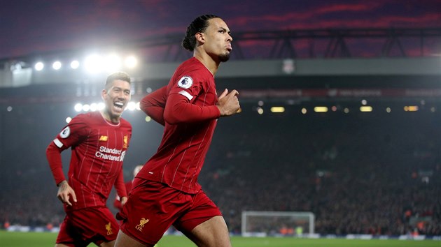 Virgil van Dijk a Roberto Firmino se radují z branky prvn jmenovaného do sít...