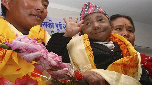 Khágendera Thapa Magar. 18letý Nepálec (na snímku s rodii) odjídí do Evropy,...