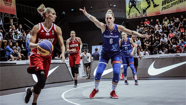 �eská reprezentantka Romana Hejdová (vpravo).