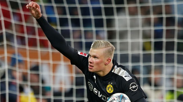 Erling Haaland se raduje z hattricku v premiée za Dortmund.