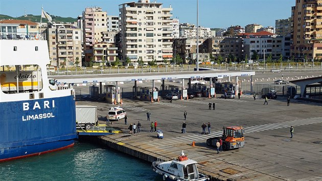 Hraniní kontrola v pístavu pro trajekty v albánském Drai.
