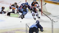 Jaromír Jágr (dole) st�ílí sedmý gól Kladna branká�i Sparty Jakubu Sedlá�kovi...