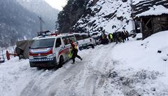 Záchranná služba v pákistánském městě Keran čeká na odklizení zablokované cesty... | na serveru Lidovky.cz | aktuální zprávy