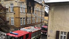 Hasi�ské vozy u oho�elého domova pro posti�ené ve Vejprtech.