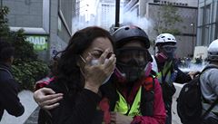 Demonstrace v Hongkongu pokrauj, policie nasadila slzn plyn
