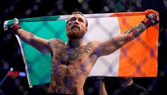 Conor McGregor slaví s fanouky po zápase.