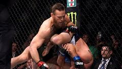 Conor McGregorv akci proti Donaldovi Cerronemu.