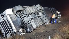 Nehoda nákladního automobilu na D11.