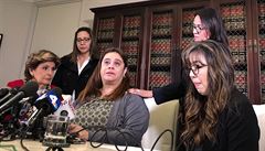 Právni�ka Gloria Allredová (vlevo dole) s u�iteli, kte�í �alují posádku letu 89...