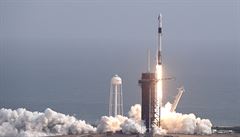 Společnost SpaceX úspěšně vyzkoušela nouzový záchranný systém, poslední před vysláním posádky k ISS