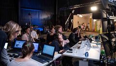 Dokument V síti (2020). Re�ie: Vít Klusák.