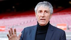 Quique Setien pózuje fotografm.