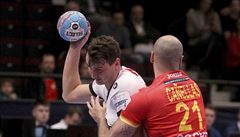 Stanislav Kapárek se prodírá pes Joana Canellase.