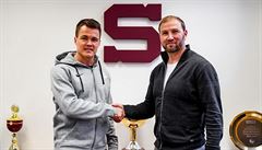 Ville Koistinen (vlevo) si podává ruku s ředitelem klubu Petrem Tonem. | na serveru Lidovky.cz | aktuální zprávy
