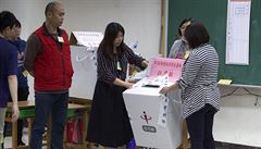 Volební komise se p�ipravuje na otev�ení zape�et�né urny.