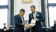 Primátor Prahy Zden�k H�ib (Piráti) podepsal na Pra�ské radnici spolu s Wen-Je...