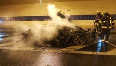 Po�ár sportovního auta v pra�ském tunelu Blanka.