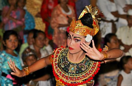 Tanen pedstaven pat mezi hlavn turistick atrakce na Bali