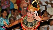 Tanen pedstaven pat mezi hlavn turistick atrakce na Bali