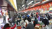 Lid vykupuj potraviny v supermarketech ve mst Wu-Chan, rouky jsou...