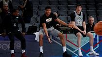 Jannis Antetokounmpo (uprost�ed) diskutuje se spoluhr��i z Milwaukee Buck b�hem...