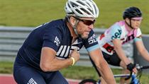 Lance Armstrong při vyjížďce na kole.