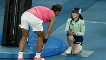 Rafael Nadal se omlouvá podavačce míčků na Australian Open za nastřelení míčkem