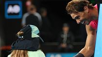 Rafael Nadal se omlouvá podavačce míčků na Australian Open za nastřelení míčkem