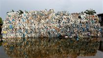 Plastový odpad v nelegální recyklační továrně v Jenjaromu.