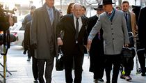 Harvey Weinstein na cestě k soudu v New Yorku.