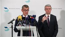 Pedseda vldy Andrej Babi a ministr prmyslu a dopravy Karel Havlek na...