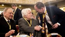 Končící předseda Výborný si na sjezd KDU-ČSL třese rukou s Petrem Pithartem.