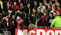 Před pětadvaceti lety sejmul Eric Cantona fanouška kung-fu kopem