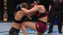 esk zpasnice Lucie Pudilov v UFC prohrla s Justine Kishovou