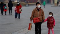 Lid s roukami na Nmst Nebeskho klidu v Pekingu.