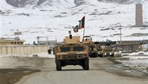 Kolona obrnnch transportr afghnsk nrodn armdy m do provincie...