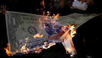 Palestint demonstranti pl maketu americkho dolaru.