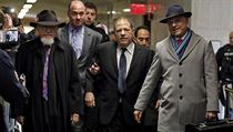 Filmový producent Harvey Weinstein (uprostřed) přichází k soudu.