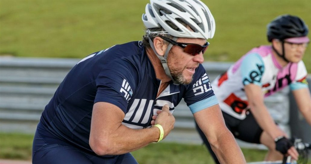 Lance Armstrong při vyjížďce na kole.
