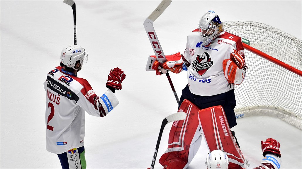 Extraliga, Pardubice - Brno. Domácí Juraj Miku, branká Pavel Kantor a Jan...