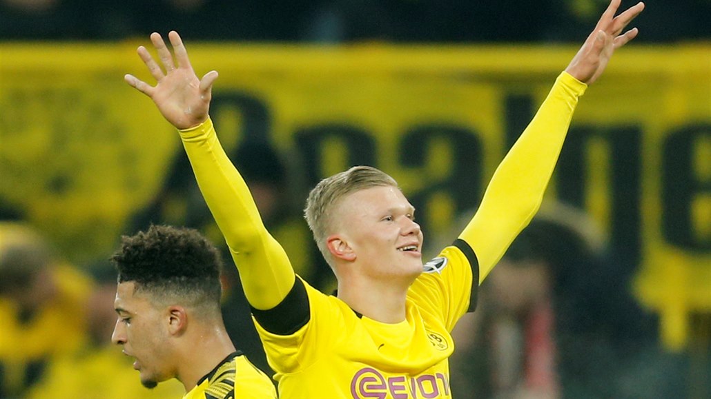 Talentovaný útočník Dortmundu Erling Braut Haaland slaví jeden ze dvou gólů do...