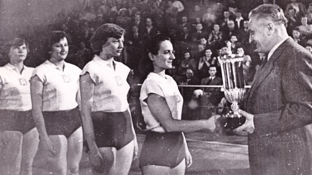 Hana Ezrová přebírá trofej za první místo během reprezentačního turnaje v SSSR.