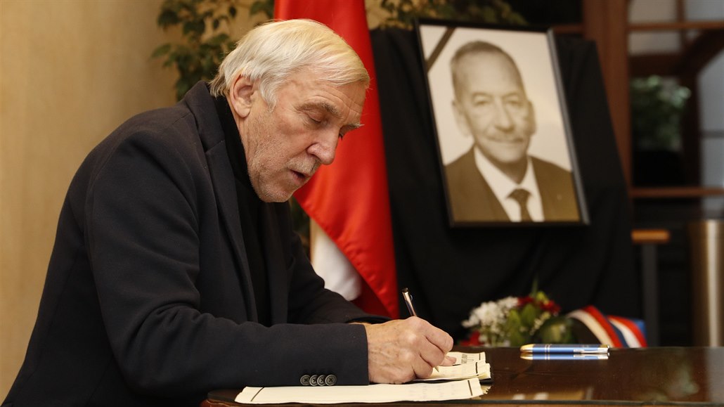 Jiří Růžička se podepisuje do kondolenční knihy zesnulého Jaroslava Kubery.