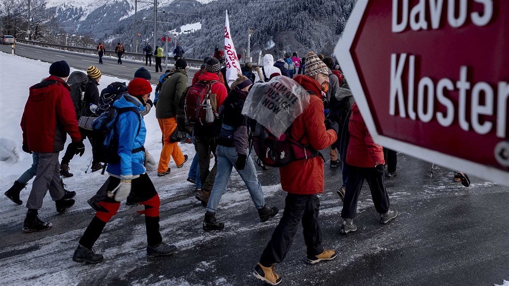 Stovky protestujících jdou do Davosu, kde se koná Světové ekonomické fórum.