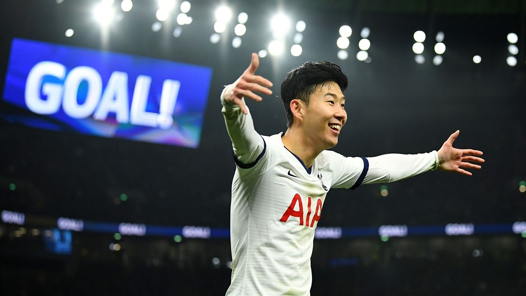 Son Heung-min slaví svou branku do sít Norwiche.