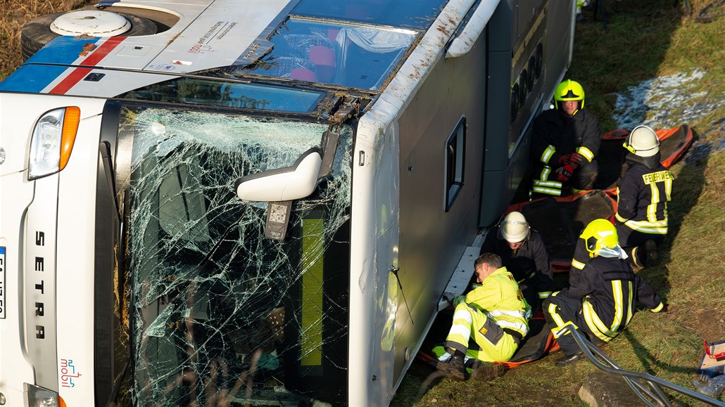Autobus havaroval poblí nmeckého Eisenachu, zatímco peváel dti. Dv...