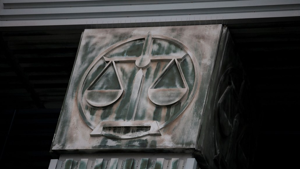 Váhy jako symbol rovnosti ped soudem vyobrazené na pilíích budovy Nejvyího...