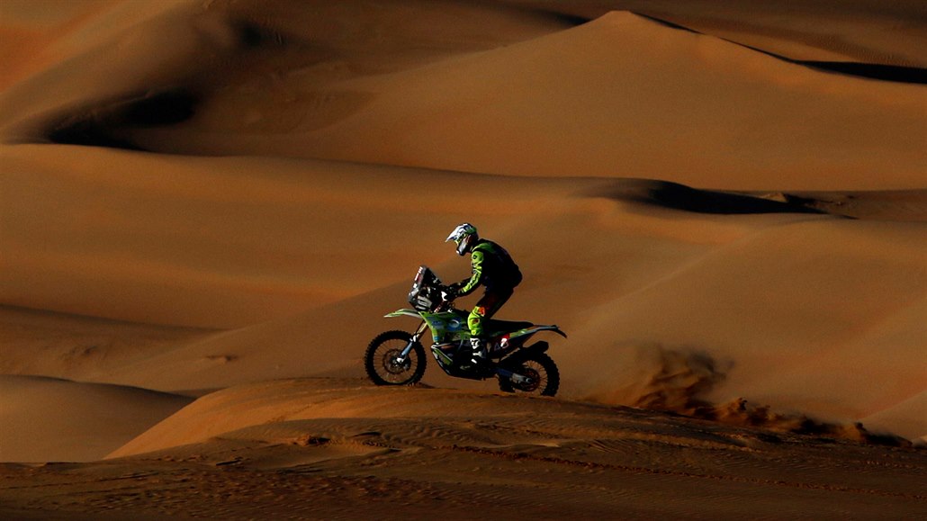 Motocyklový závodník Edwin Straver bhem jedenácté etapy Rallye Dakar
