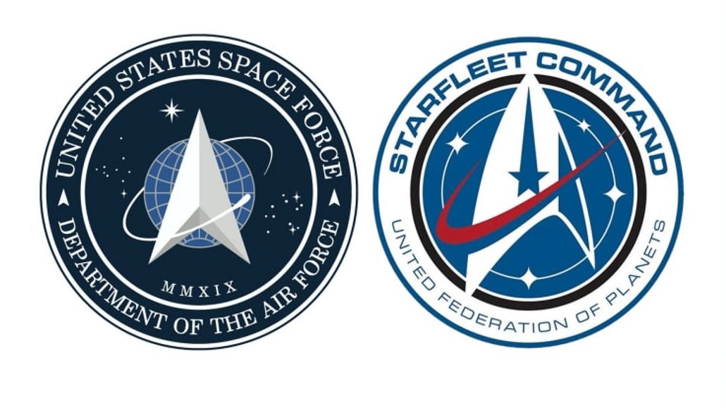 Nové logo amerických vesmírných sil (vlevo) se podobá logu hvzdné flotily...